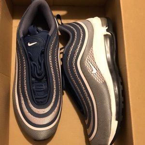 NIKE AIRmax Shoes Size 5.5
